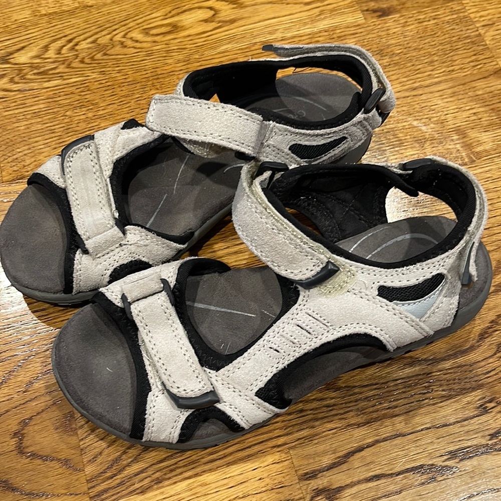 Tan and black sandal size 6